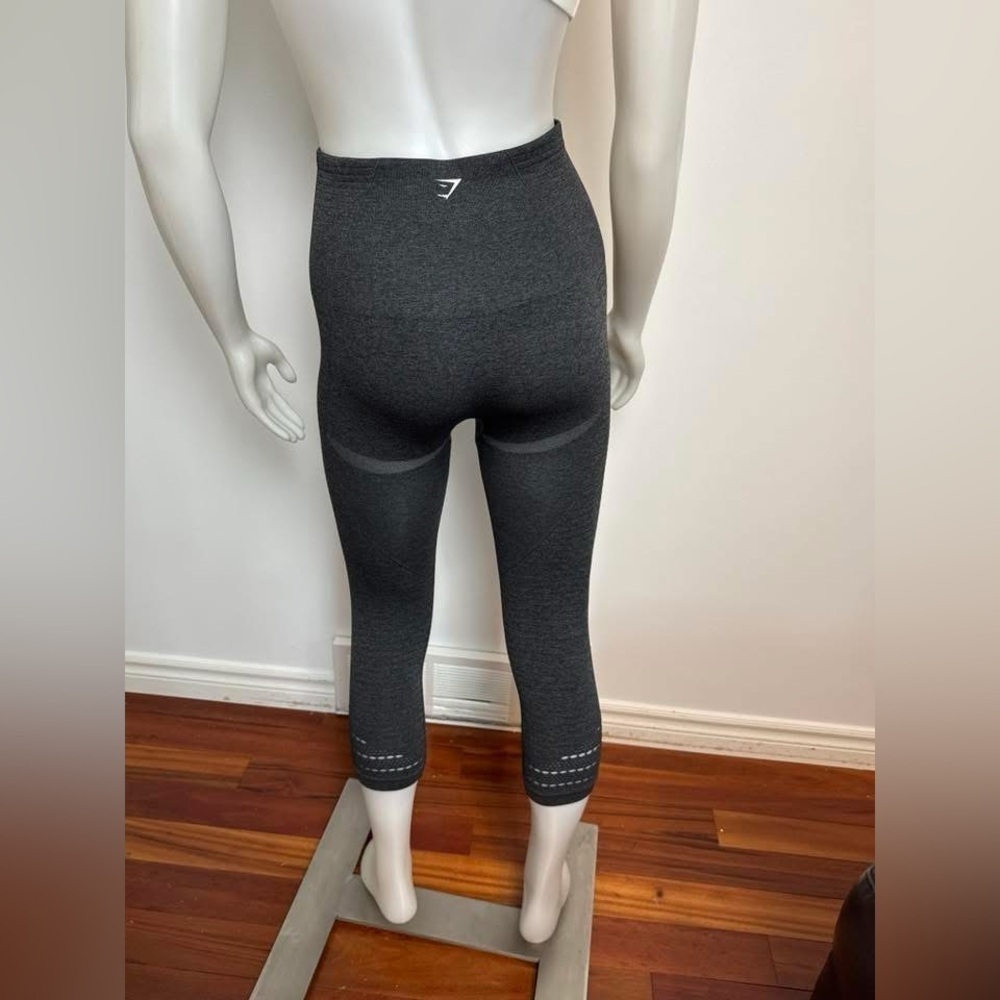 GYM SHARK - Cropped Seamless Leggings in Charcoal. High Waisted. Small. - Picture 5 of 5